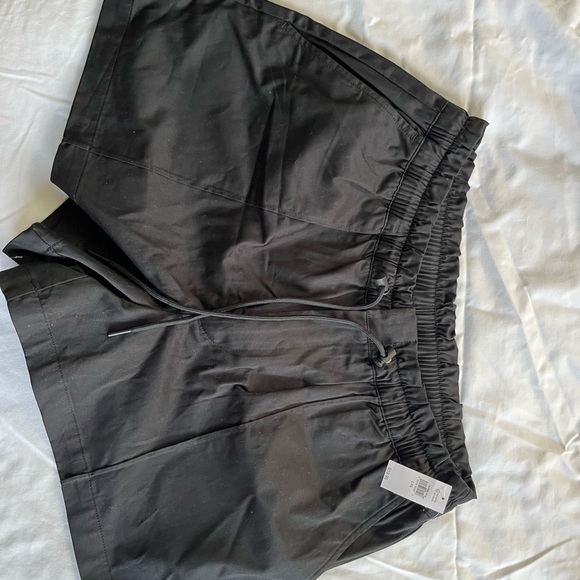 New Gap women’s shorts (large, black) - Picture 2 of 4